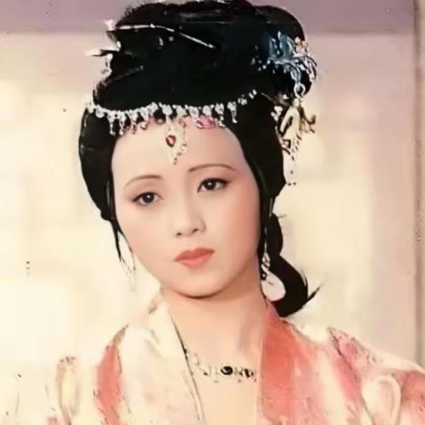 红楼梦里的天香楼禁忌情节，被删去的章节——秦可卿淫上天香楼…很多人读通行本