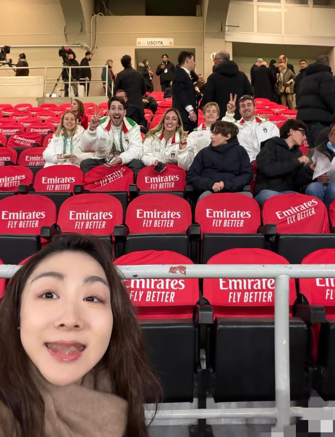 被网友说“脸垮了，该退休了”。世界冠军隋文静在米兰，一张素颜喝咖啡的照片炸了锅