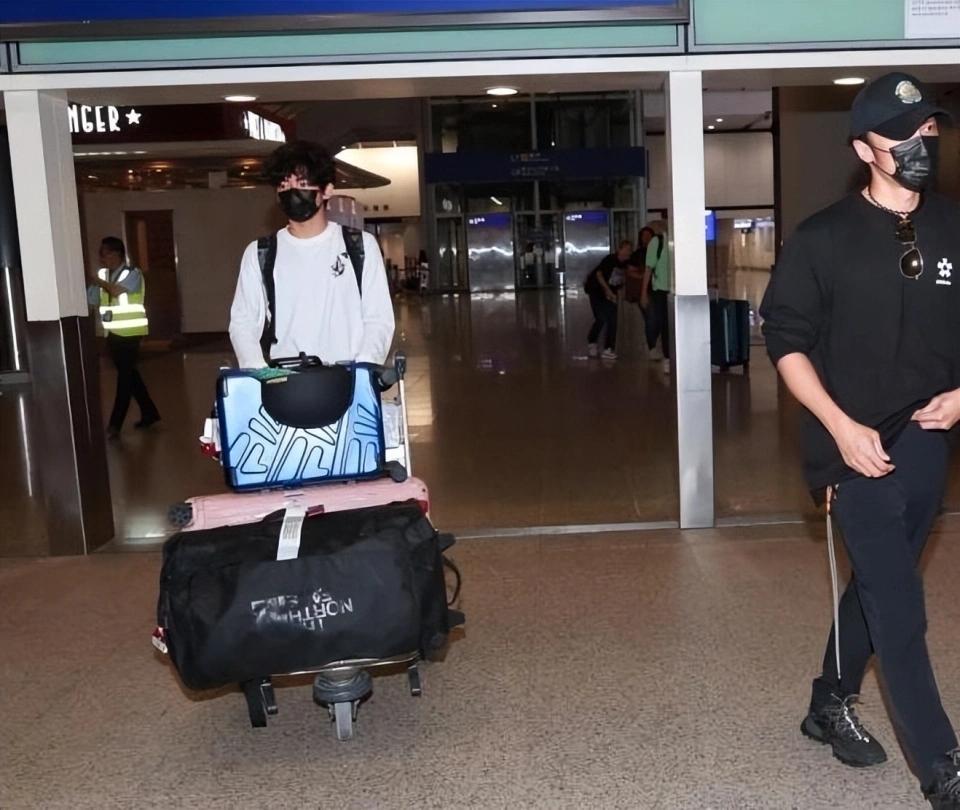 12月12号晚上，有网友在深圳一家餐厅吃饭，竟然撞见了谢霆锋和张柏芝的大儿子——