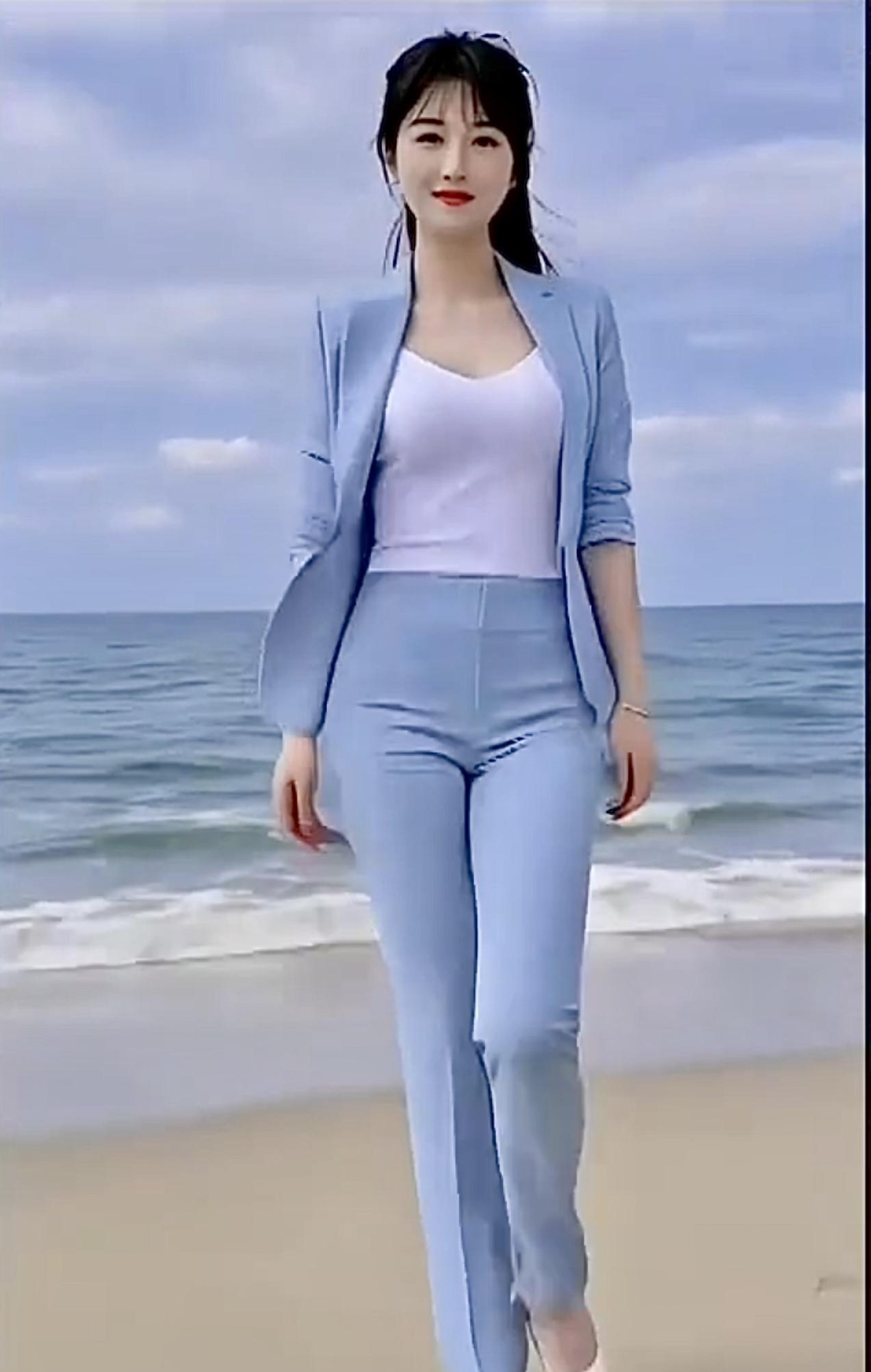 七律·海边漫步云淡风轻日色柔，佳人漫步海滨游。蓝装飒爽添姿韵，白浪清嘉入眼眸