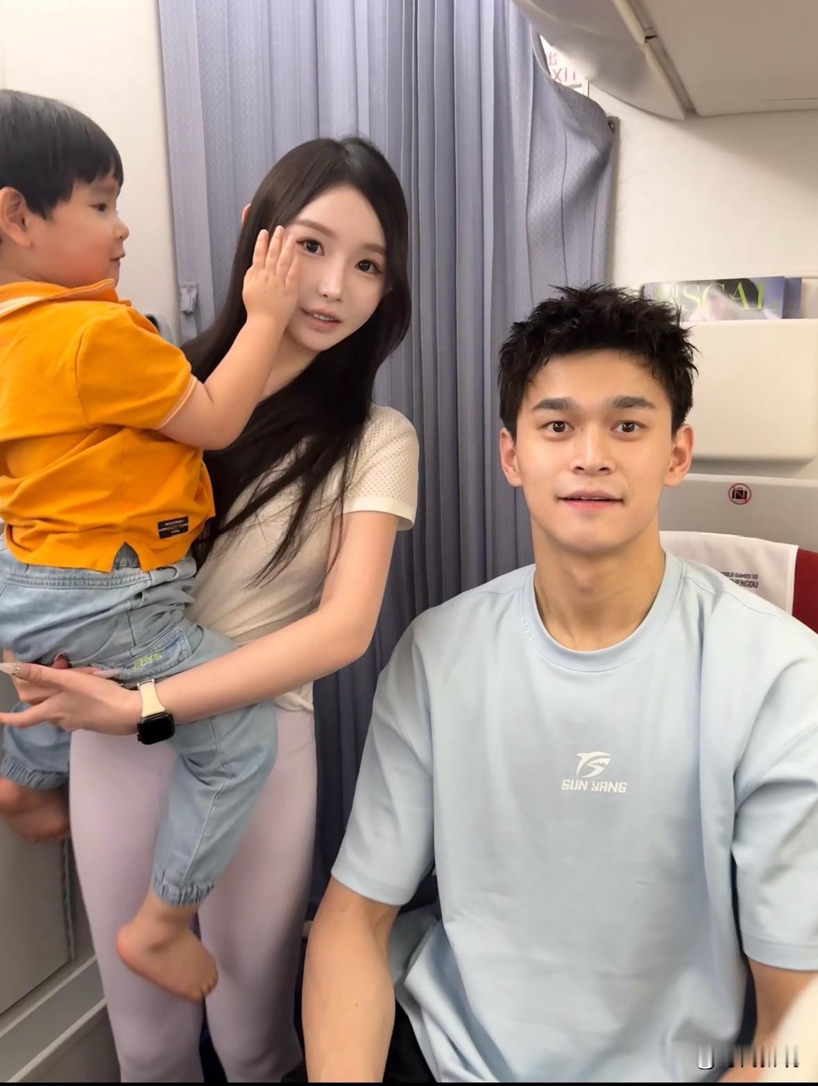 奥运游泳冠军孙杨近照！近日，有女网友携自己孩子在飞机上偶遇奥运游泳冠军孙杨，直