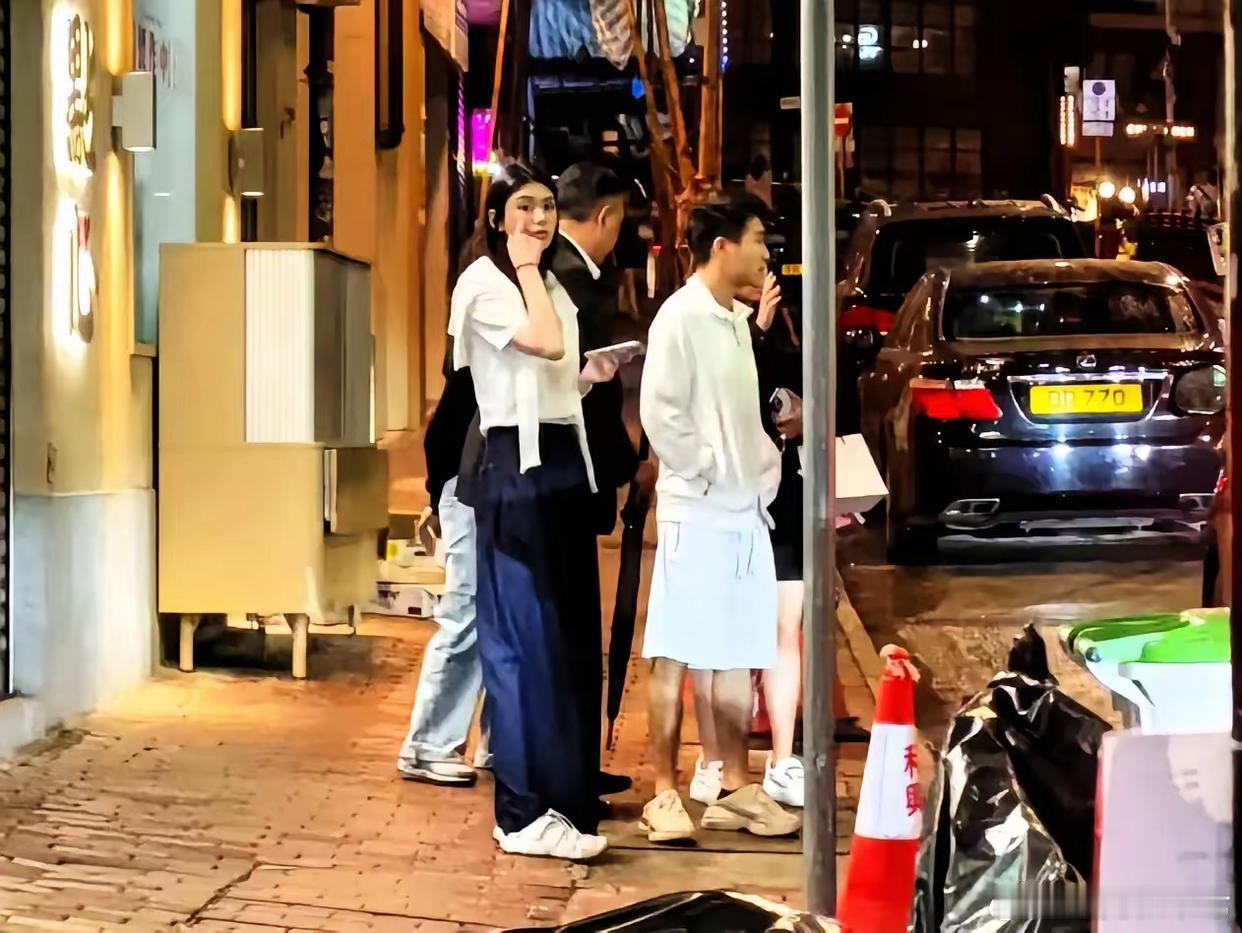 有网友在香港中环偶遇何猷君奚梦瑶，还拍照放到了网上，网友们立马炸开了锅，主要是这
