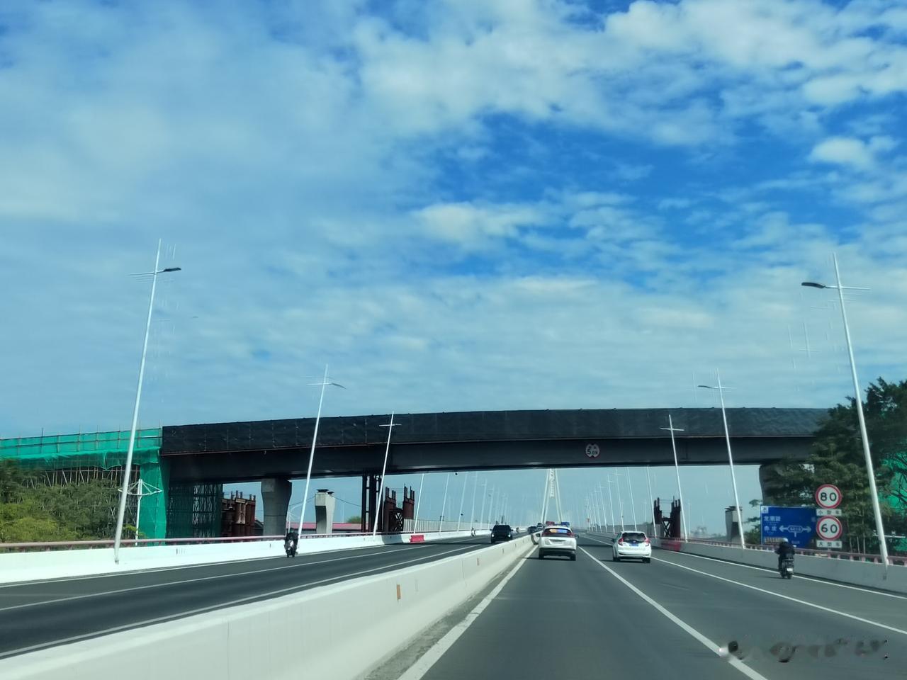 现在从湛江市经开区乐山路开车上湛江海湾大桥，看到大桥西桥头上方的匝道桥横空而过，