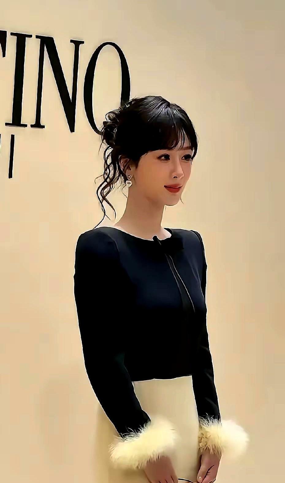 说句可能会得罪人的大实话：在中国当女明星，这碗饭是真不好端。3.4亿人拿着放大