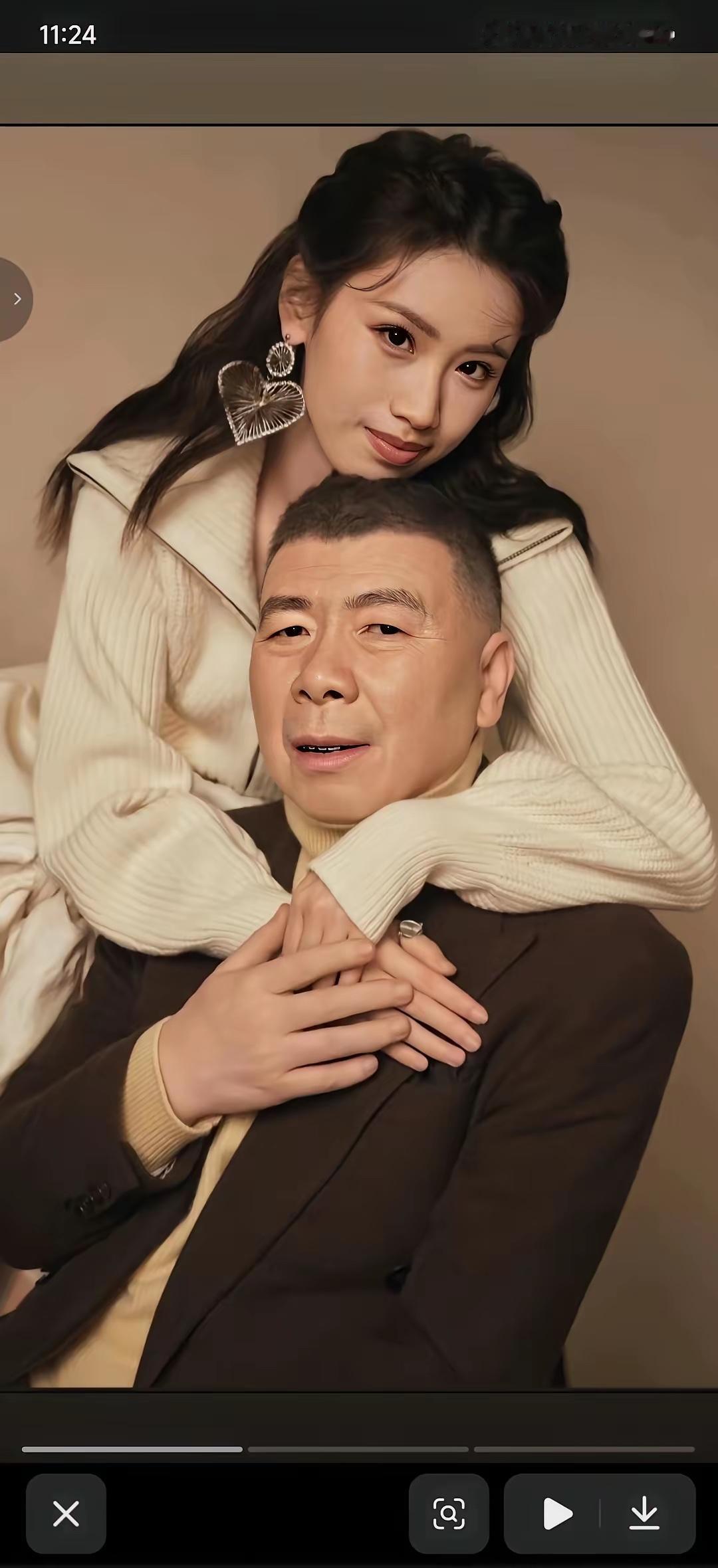 看照片徐帆领养的养女朵朵和冯小刚越来越像了无论是面部轮廓、相貌还有气质跟
