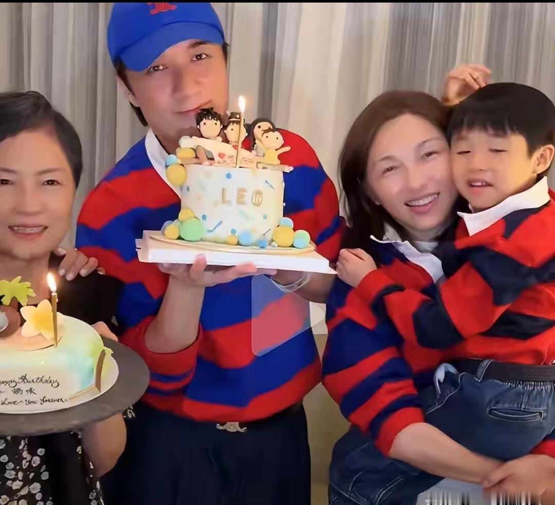 54岁古巨基生日全家福流出！58岁妻子不显老，俩儿子长相随妈谁都没料到，古