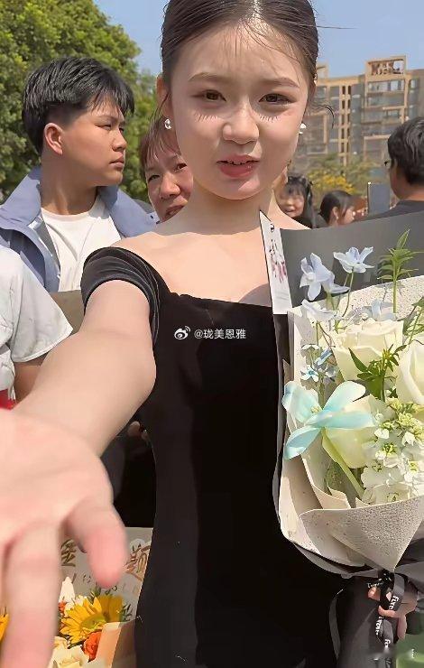 这女孩是今年刚刚考入重点大学的学生这么漂亮，到大学一定是校花