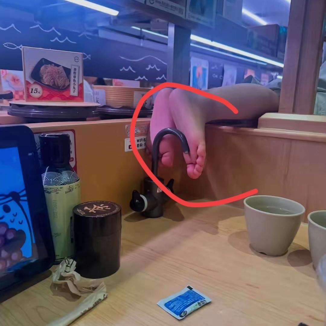 看完寿司郎这件事，真的让人心里膈应，就餐时邻桌小孩光脚踩到饮用的水龙头出水口