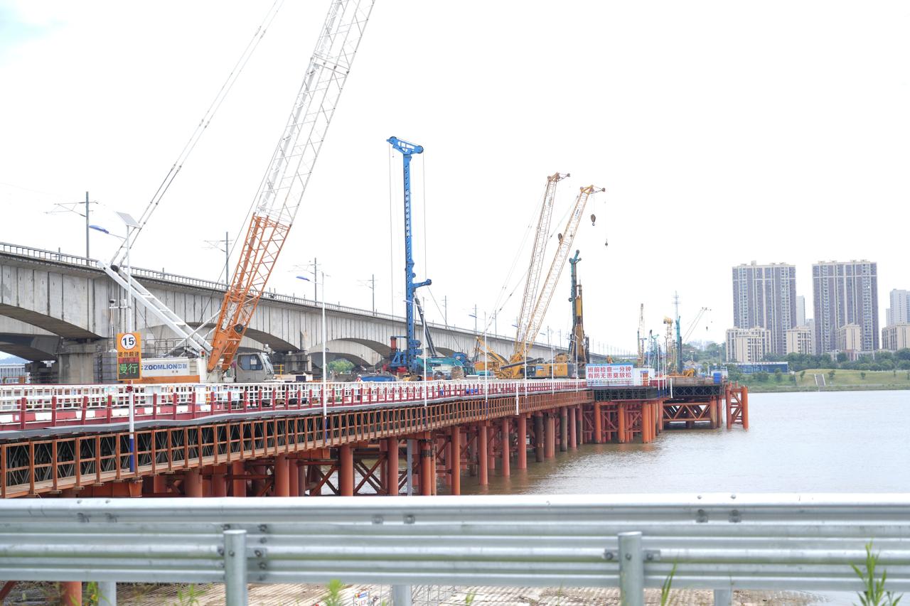 湘赣通衢再提速长赣高铁望城段建设迎来关键节点仲夏湘江之滨，长赣高铁建设现