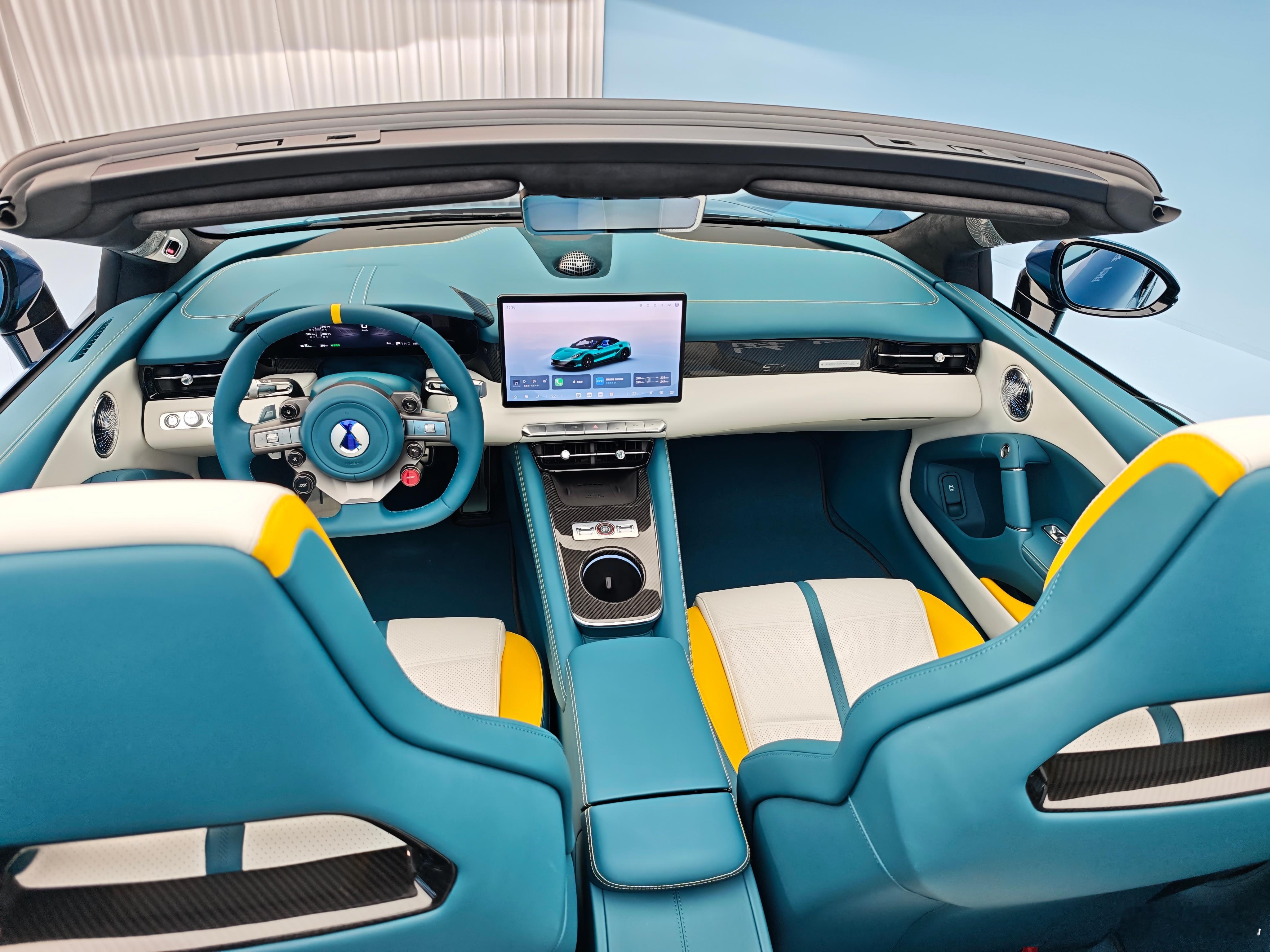 说是跑车，但科技方面可一点不逊色，易三方、云辇-M、磁流变、天神之眼5.0全带。