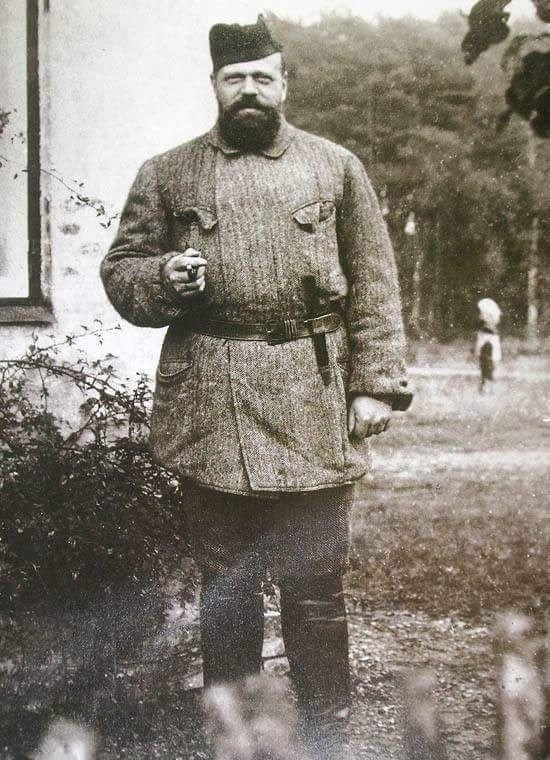 下面照片中这个憨憨的家伙其实是个皇帝，他是俄国沙皇亚历山大三世，这哥们长得很毛熊