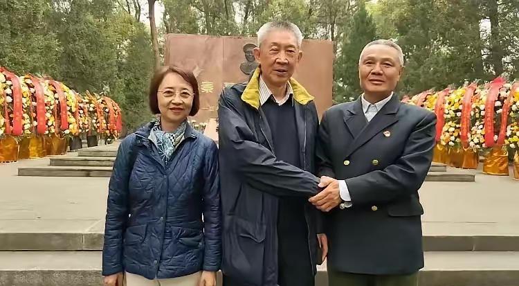 2024年清明，秦基伟将军亲属回到红安陵园祭扫。左侧是秦畹江，身旁是女婿杨东明将