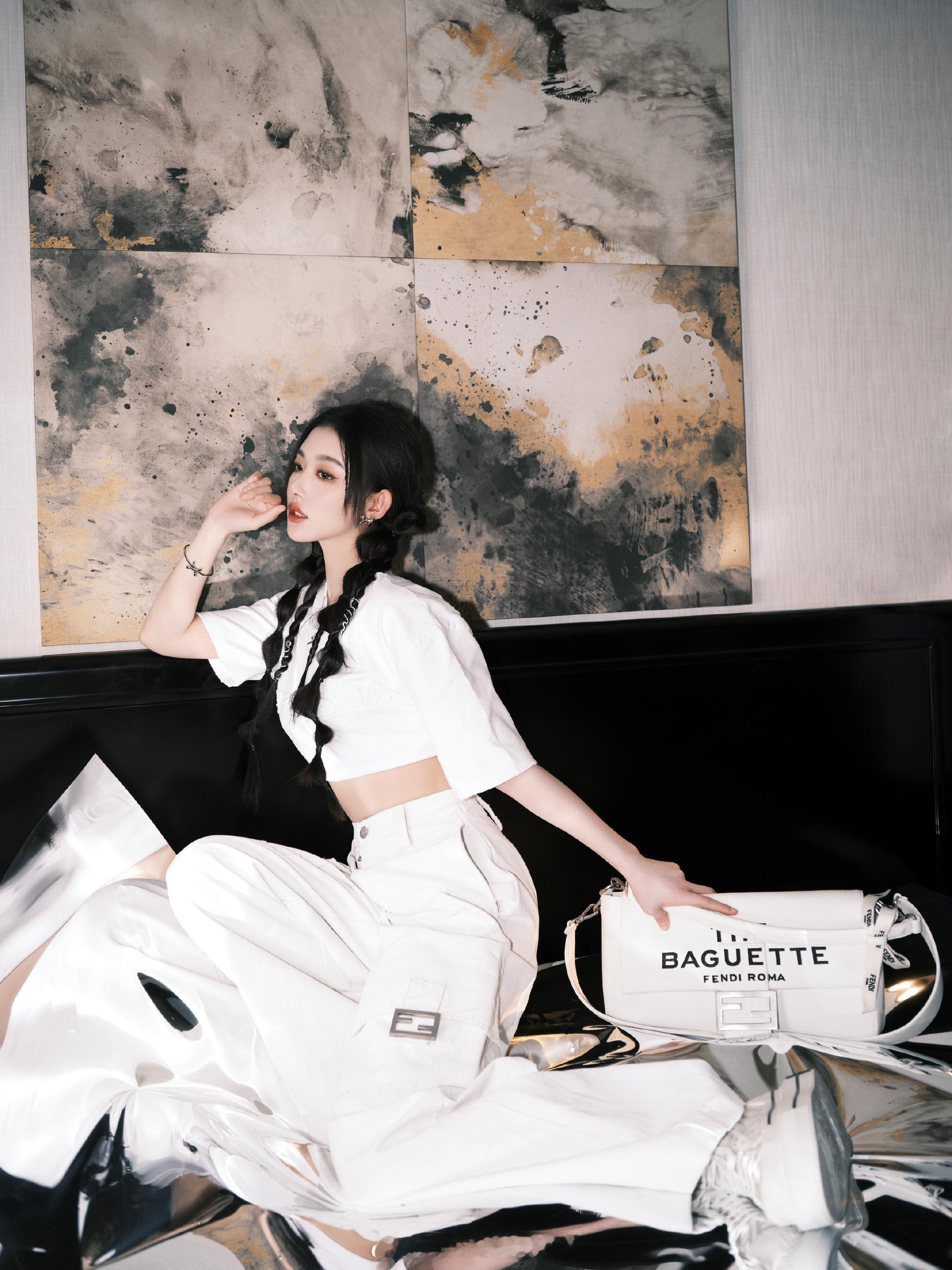 孔雪儿纯白露腰工装双马尾麻花辫