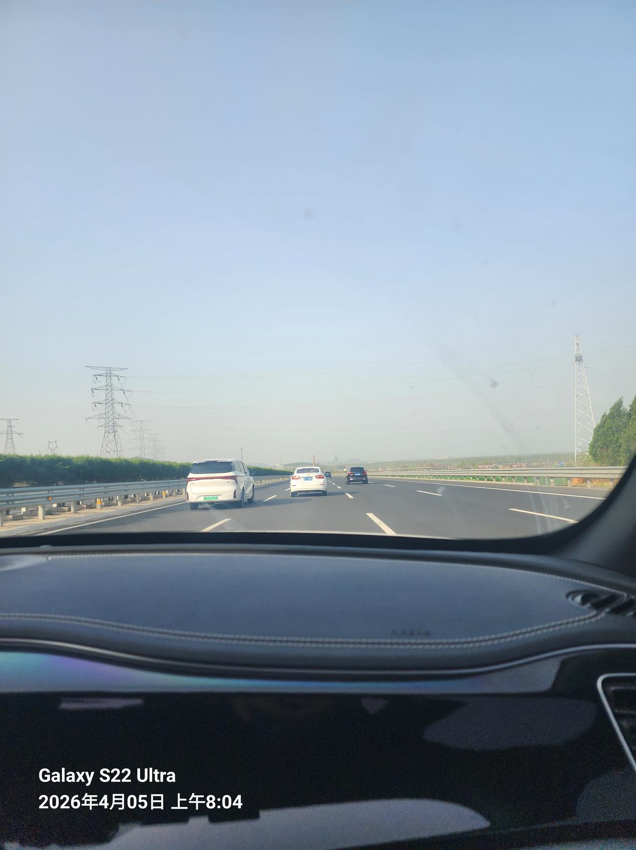 刚才在高速公路上差点给吓死！正常以120的时速开着，突然前面车辆鸣笛加急