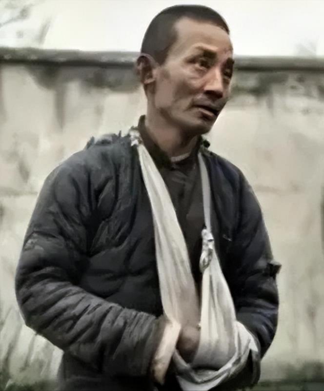 1943年，新四军团长汤景延叛变，打死3名战士后，又带着600多人投敌，