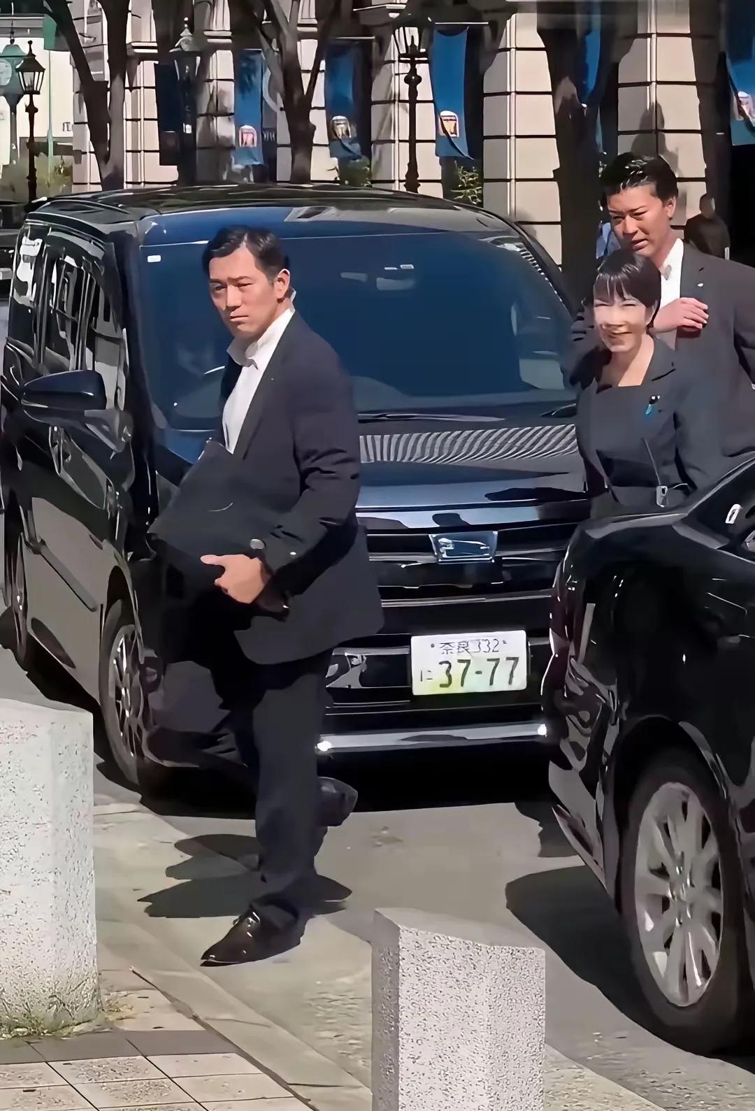 看到那个车牌了吗？高市早苗就是从那辆车下来的。1937年7月7日，七七事变，日本