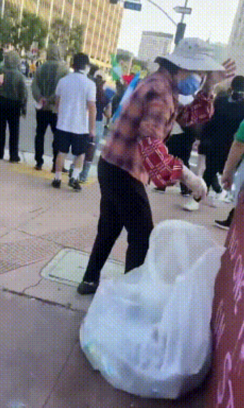 在搞事与搞钱之间，大妈选择了趁着别人搞事他搞钱就像这个大妈，美国街头捡瓶子、
