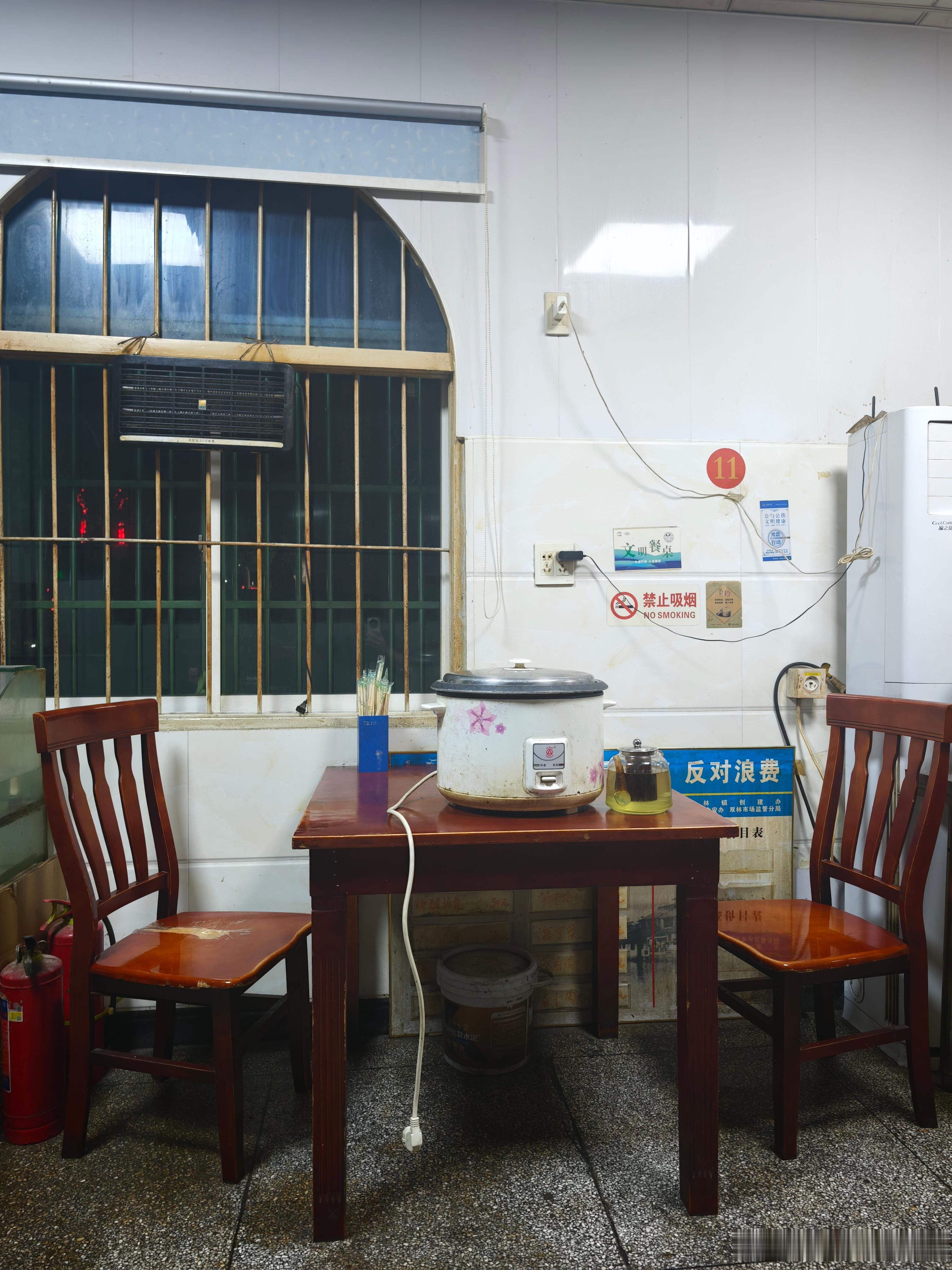 饭店的时候距离打烊还有五分钟，老板一家四口围在一起吃晚饭都快收拾桌子了。看我进来