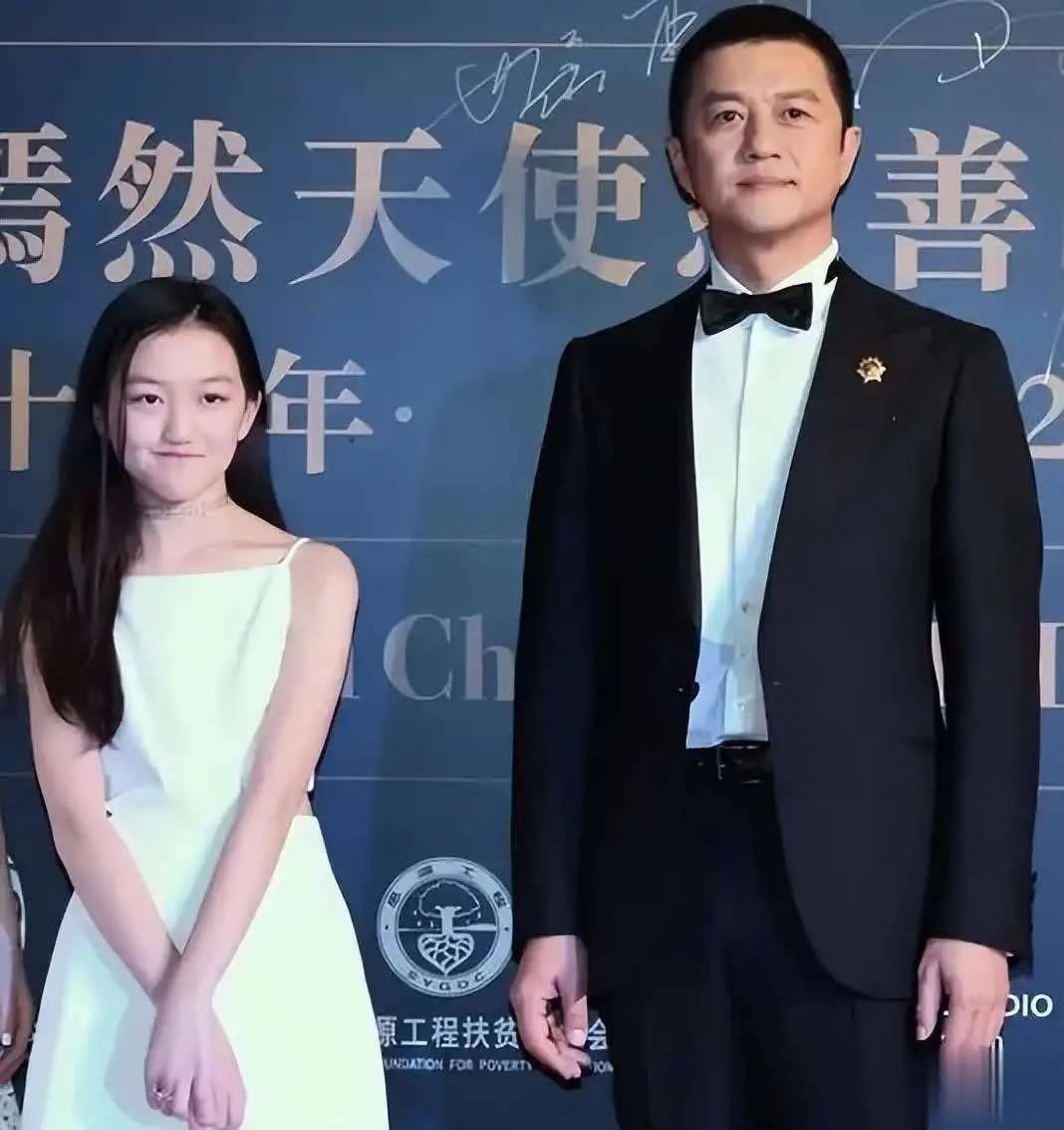 有个问题我一直想不明白：同样是做慈善，李亚鹏的嫣然基金每次出行就几个人，轻松从容