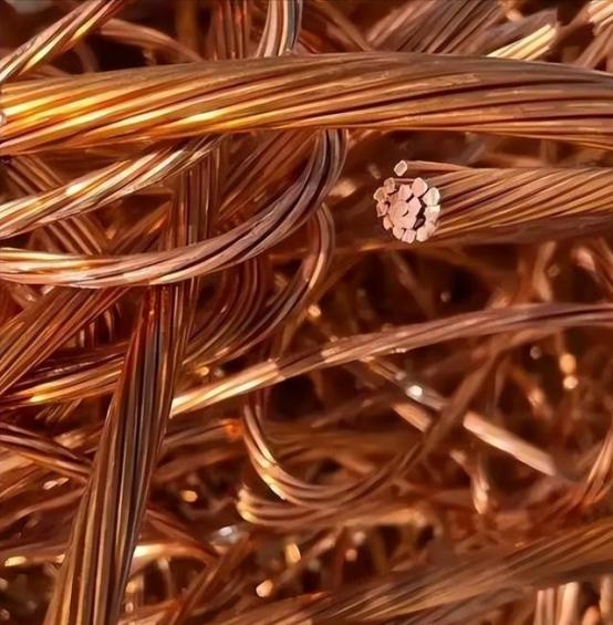 美国这次蒙了，美国大量囤积了铜，把铜价炒上天去了，可美国万万没料到，中国根本不按