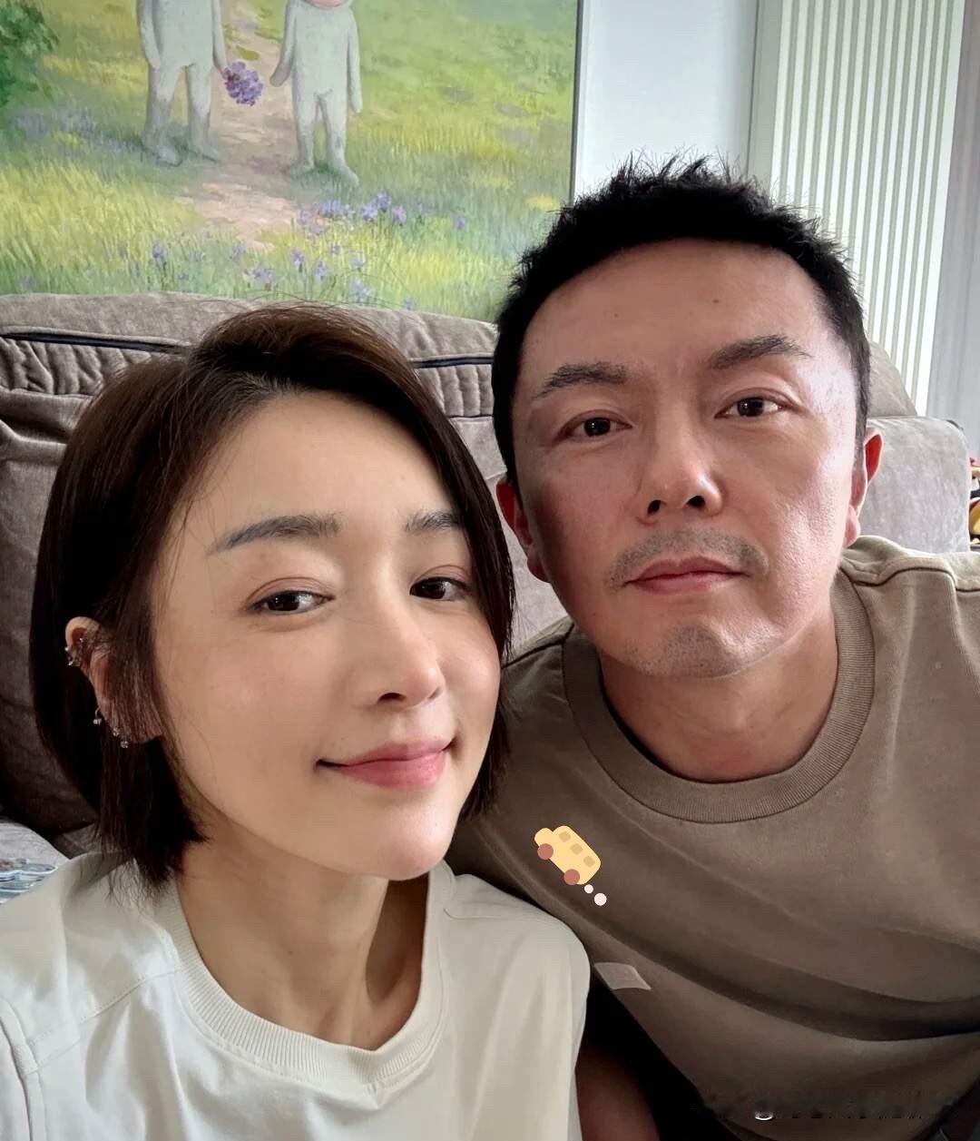 原来他们两个是明星夫妻。男的是演员谢苗，80后童星，他颜值比吴京高，演技挺好的，
