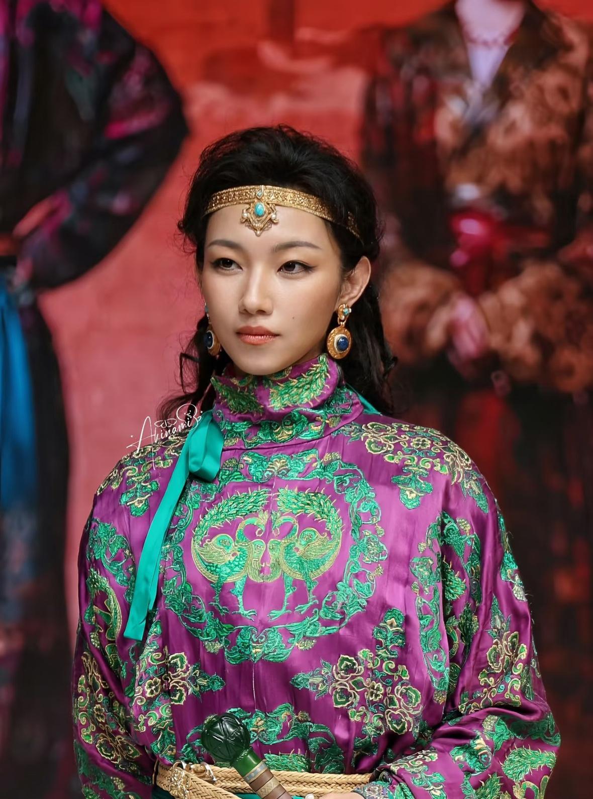那尔那茜实在不行你退圈吧你其实长得好看，而且演技也好，但是你有些手段确实不太