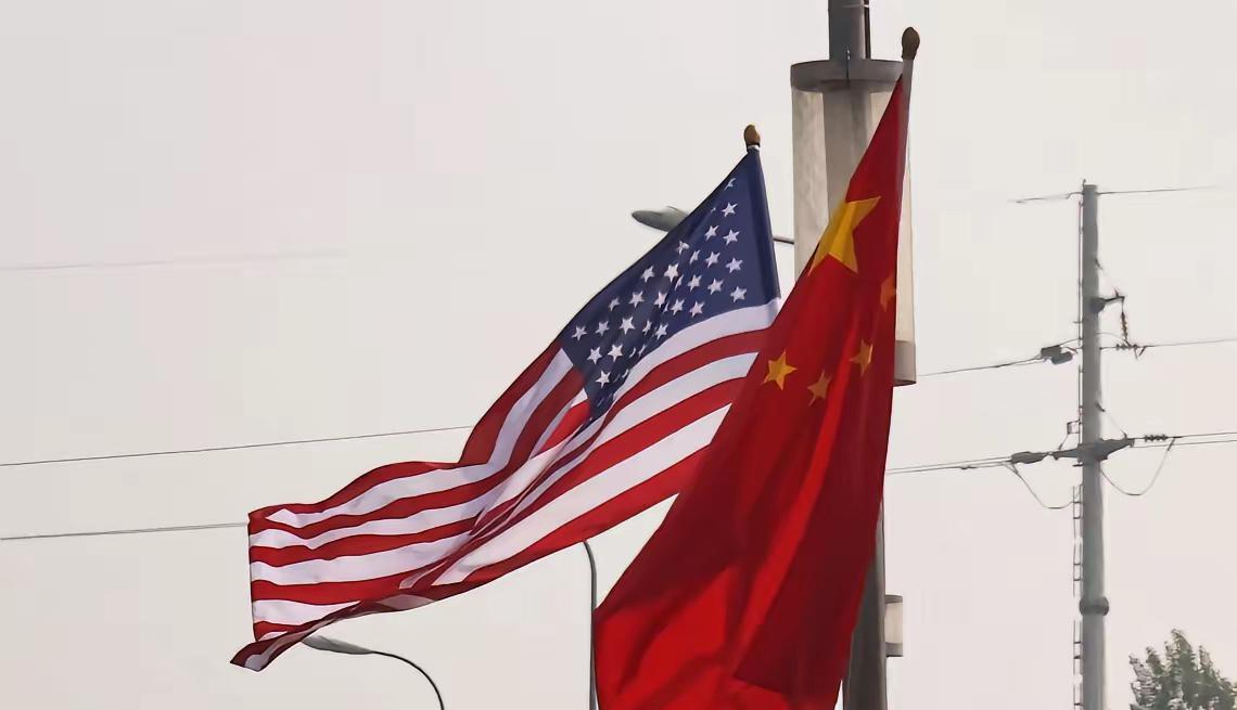 新加坡联合早报今天报道：“美国总统特朗普出访中国当天，中共中央机关报《人民日报》