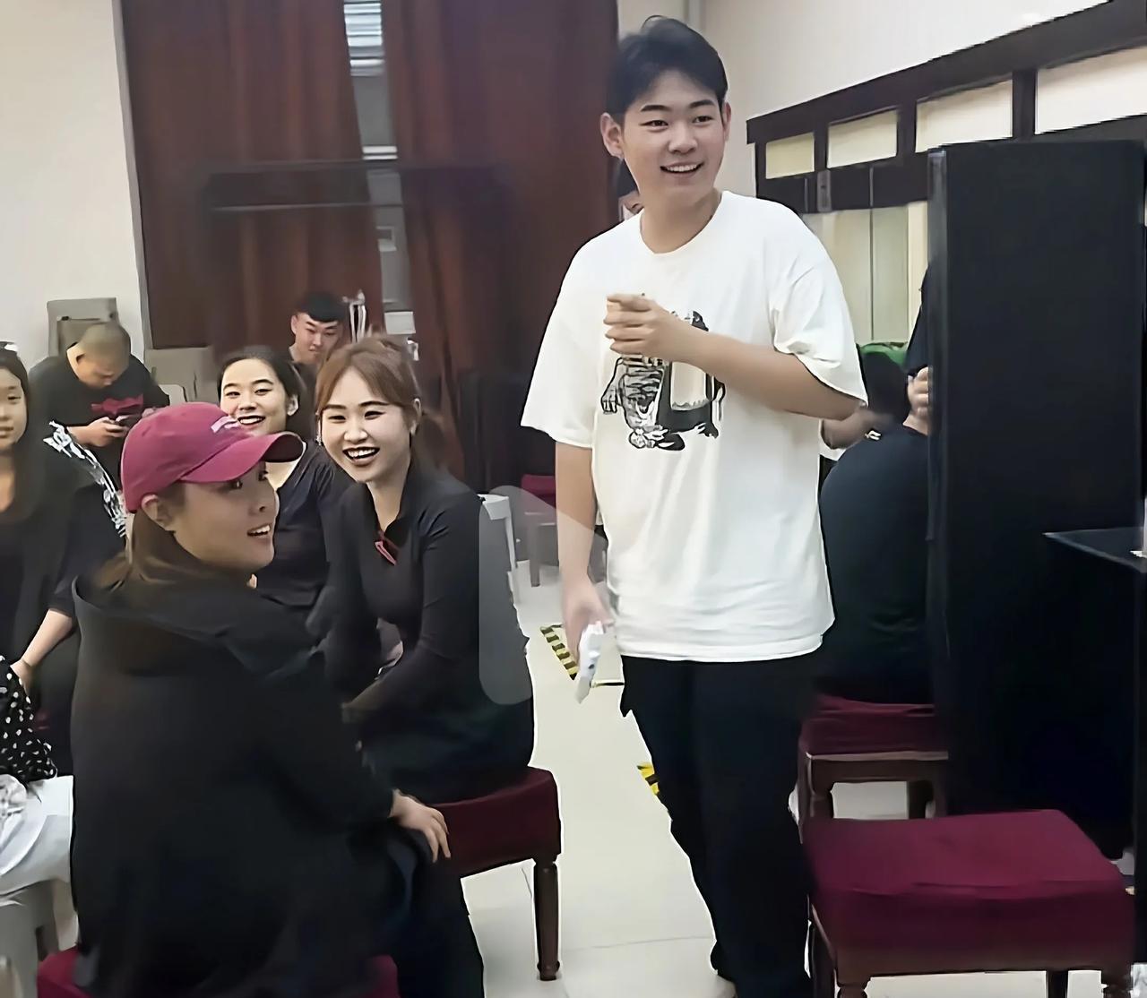 该来的终于来了，玉浩现身德云社后台，参加太平剧社老艺术家专场自从玉浩在互联网上