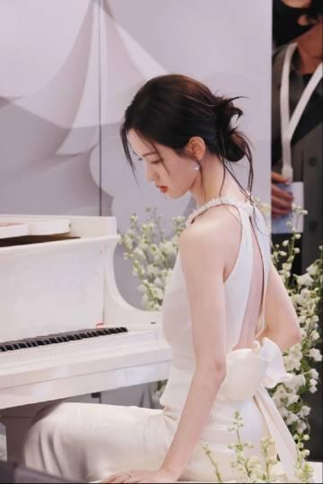 陈都灵行走的绿荷花荷叶承露，佳人承韵。陈都灵这身绿荷旗袍，穿出了东方女性特有的