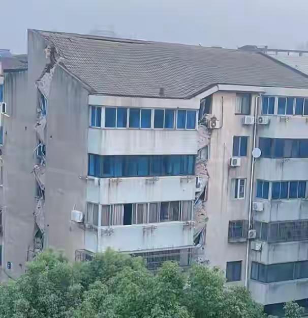 江苏镇江丹阳市发生沉降的楼栋最新后续！发生沉降的楼栋，现在开始进行拆除作业！