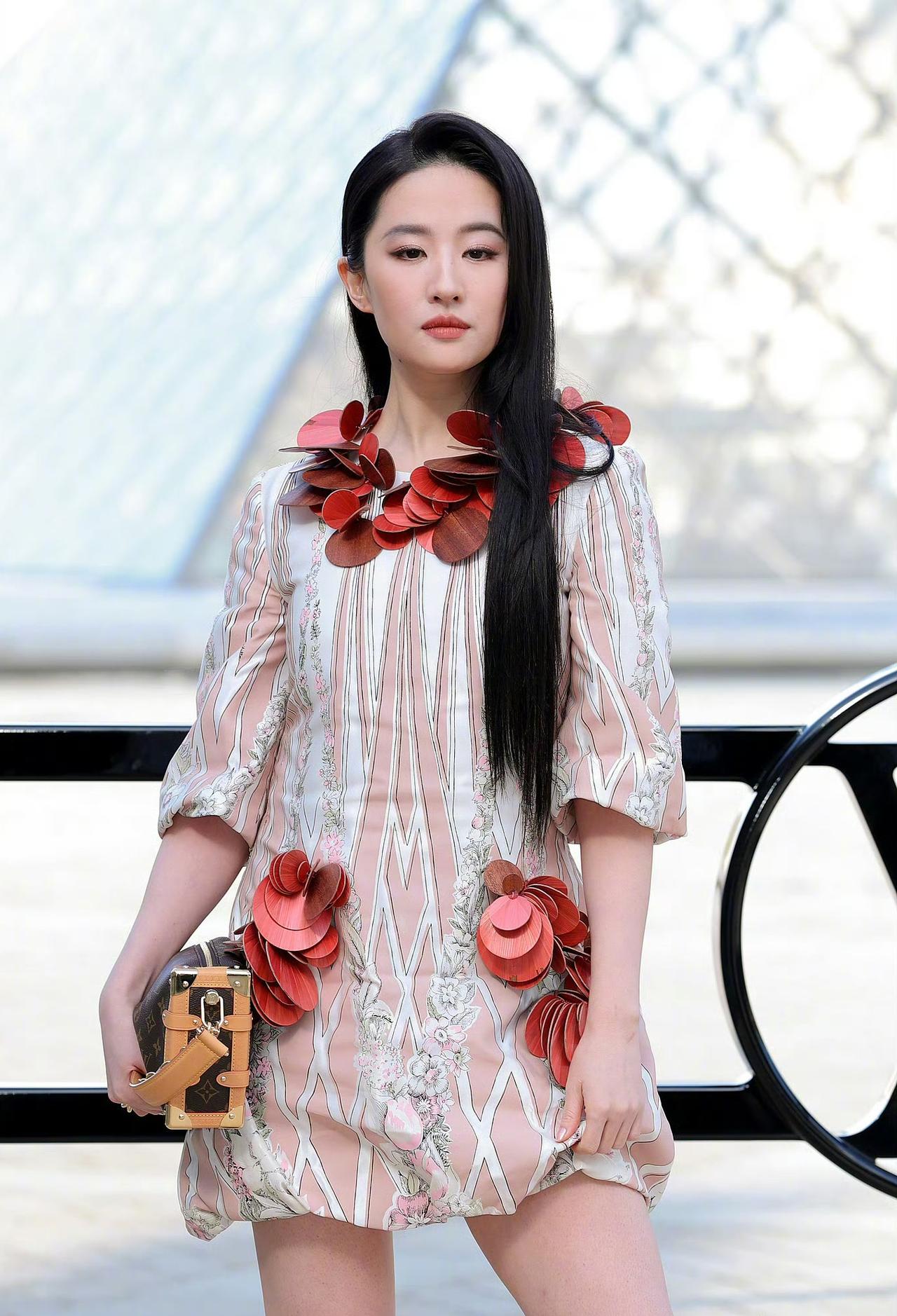 LV大秀好丑的衣服，就算是天仙刘亦菲也压不住。LV大秀内娱两张面孔，分别是刘亦