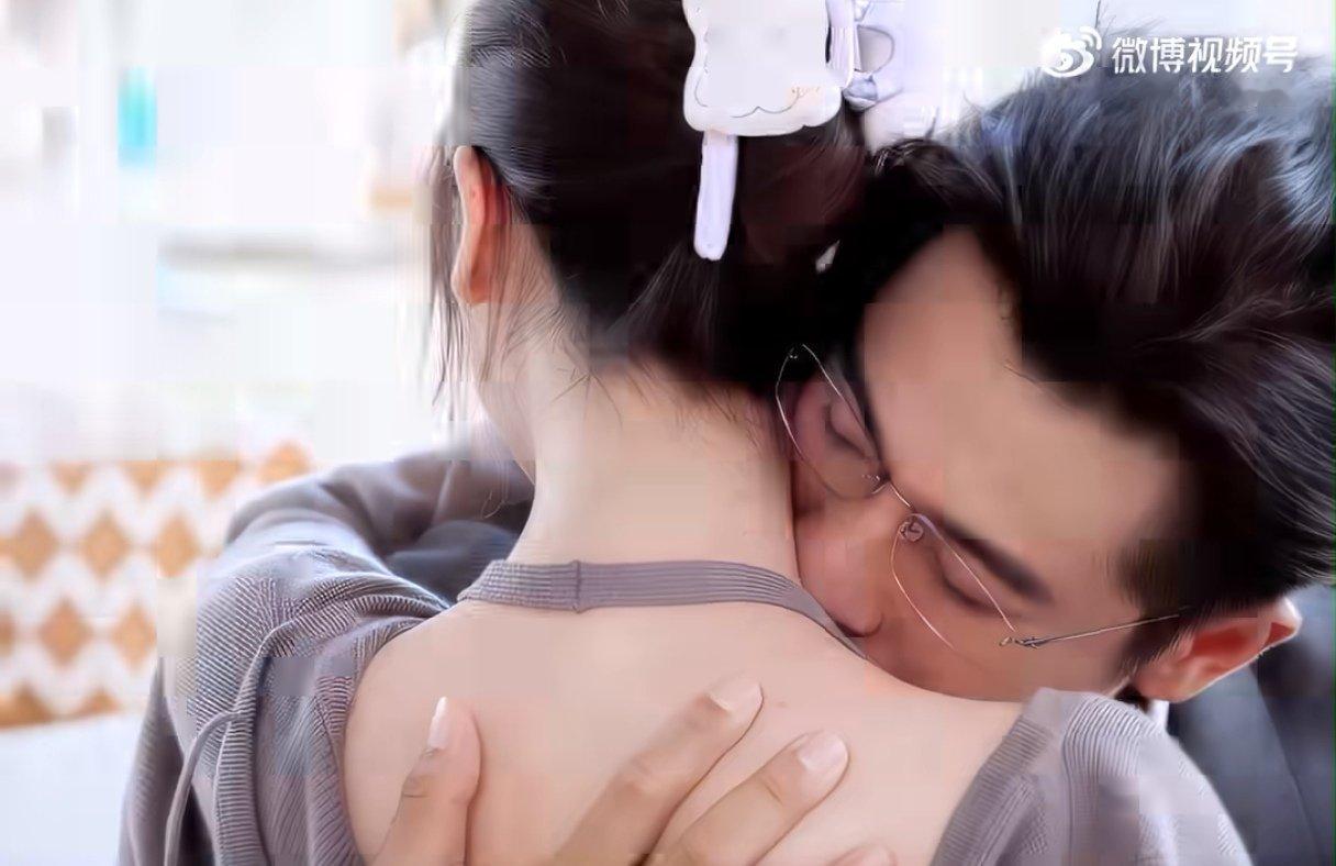 李一桐躲衣柜这段美人余看完《美人余》衣柜片段久久缓不过来！余梦躲在狭小衣柜，目