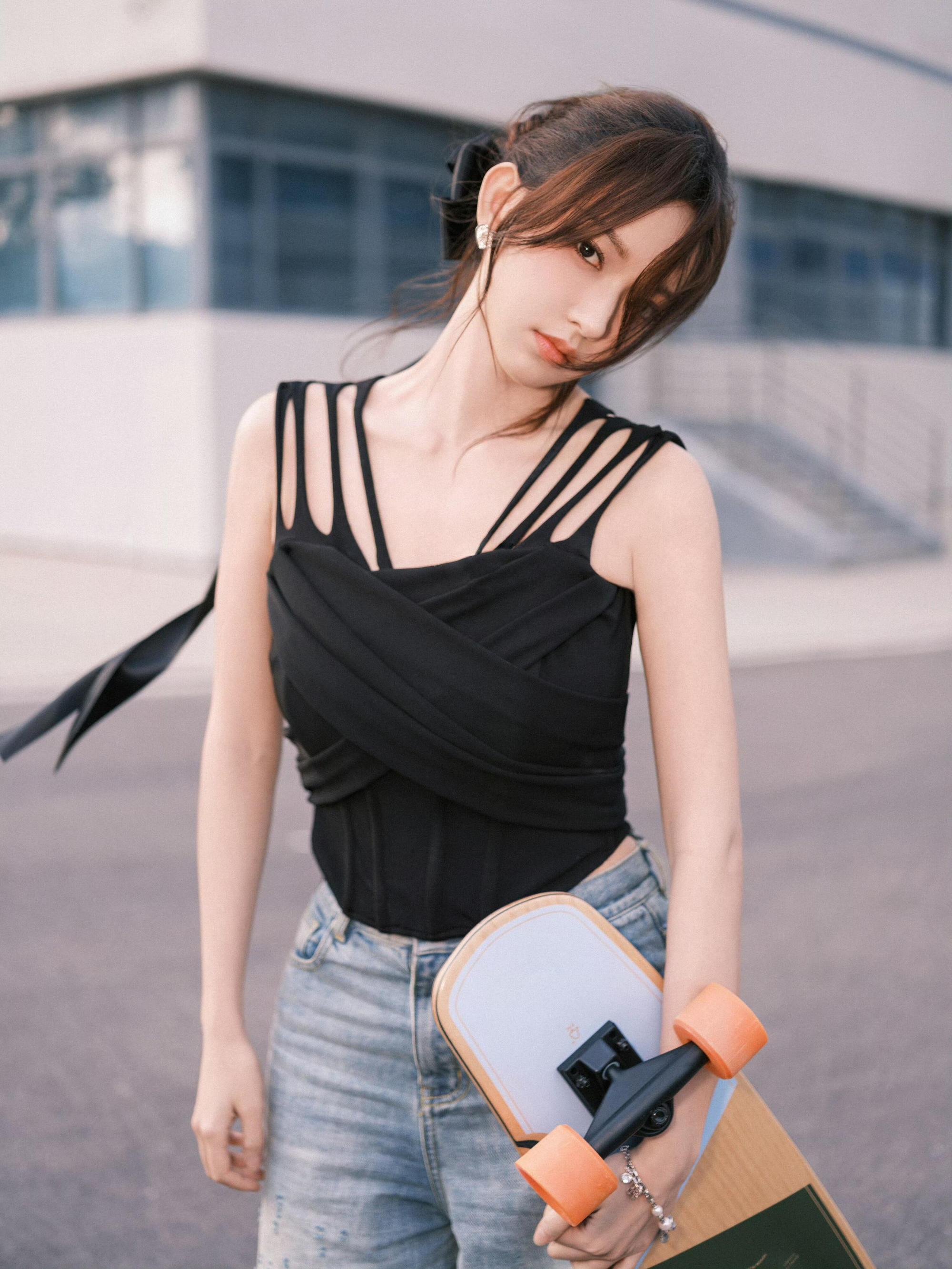 程潇，化身“滑板少女”，吊带牛仔穿搭又酷又美。程潇