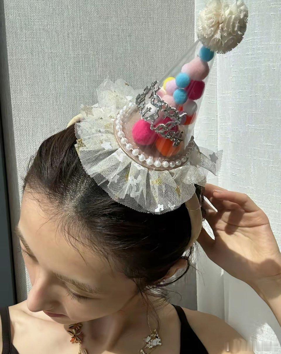 张子枫最新营业图，知道的是过生日，不知道的还以为在闹饥荒……张子枫，出生于200
