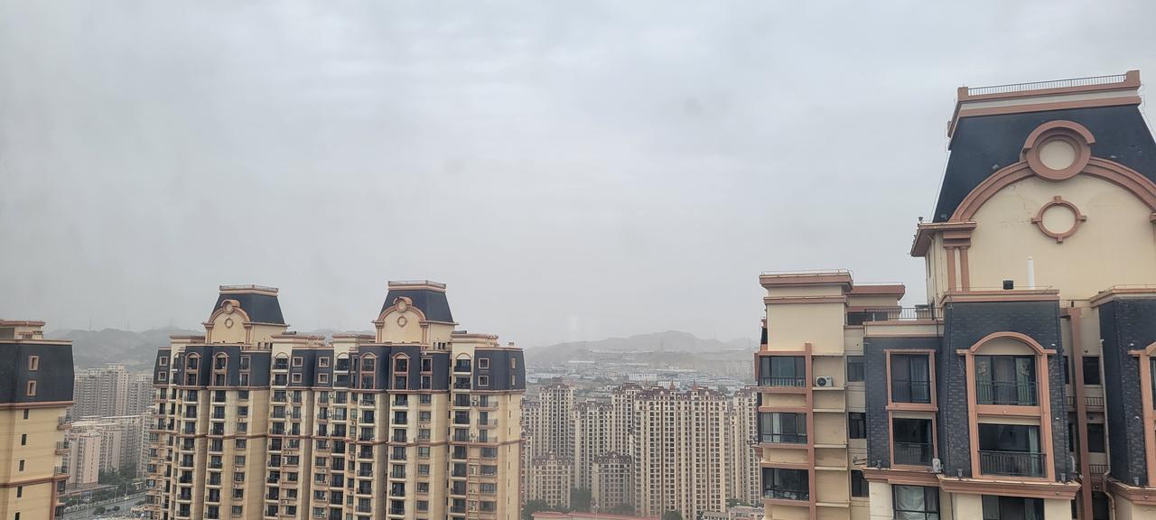 今天早上起来，拉开客厅窗帘，顿时愣住了：放眼窗外，兰州昨天还是晴空万里，今天怎么