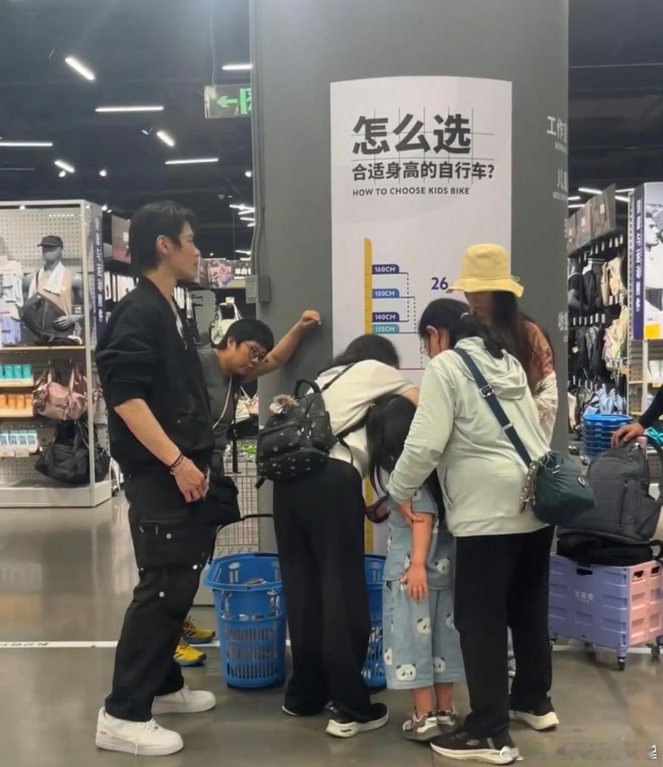 偶遇郭碧婷向佐带娃💫没有刻意营业，路人偶遇郭碧婷向佐带娃逛乐园，夫妻专注手机，