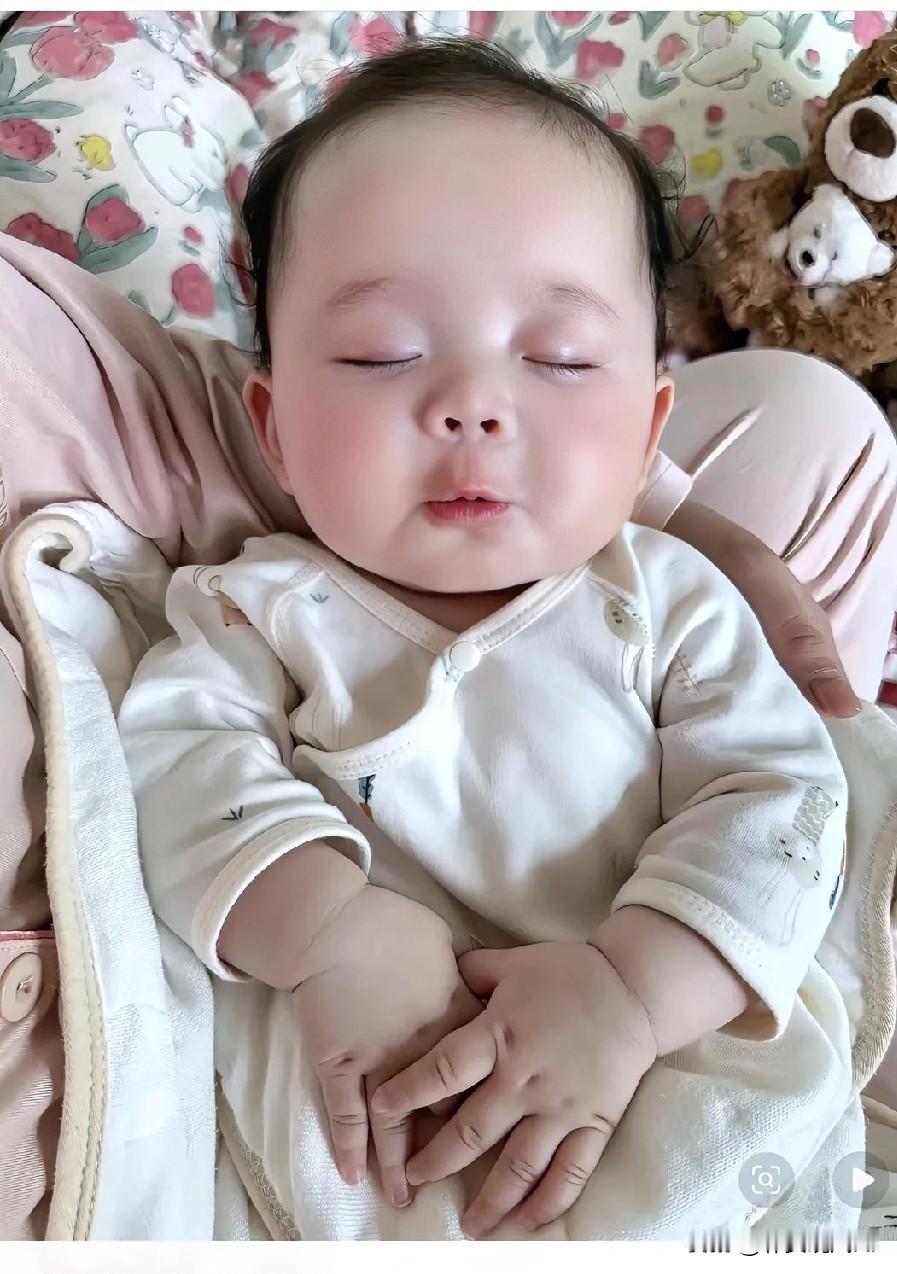 春日里，人类幼崽的可爱简直要溢出屏幕。就像下图那小家伙，睡着时表情丰富得很。瞧他