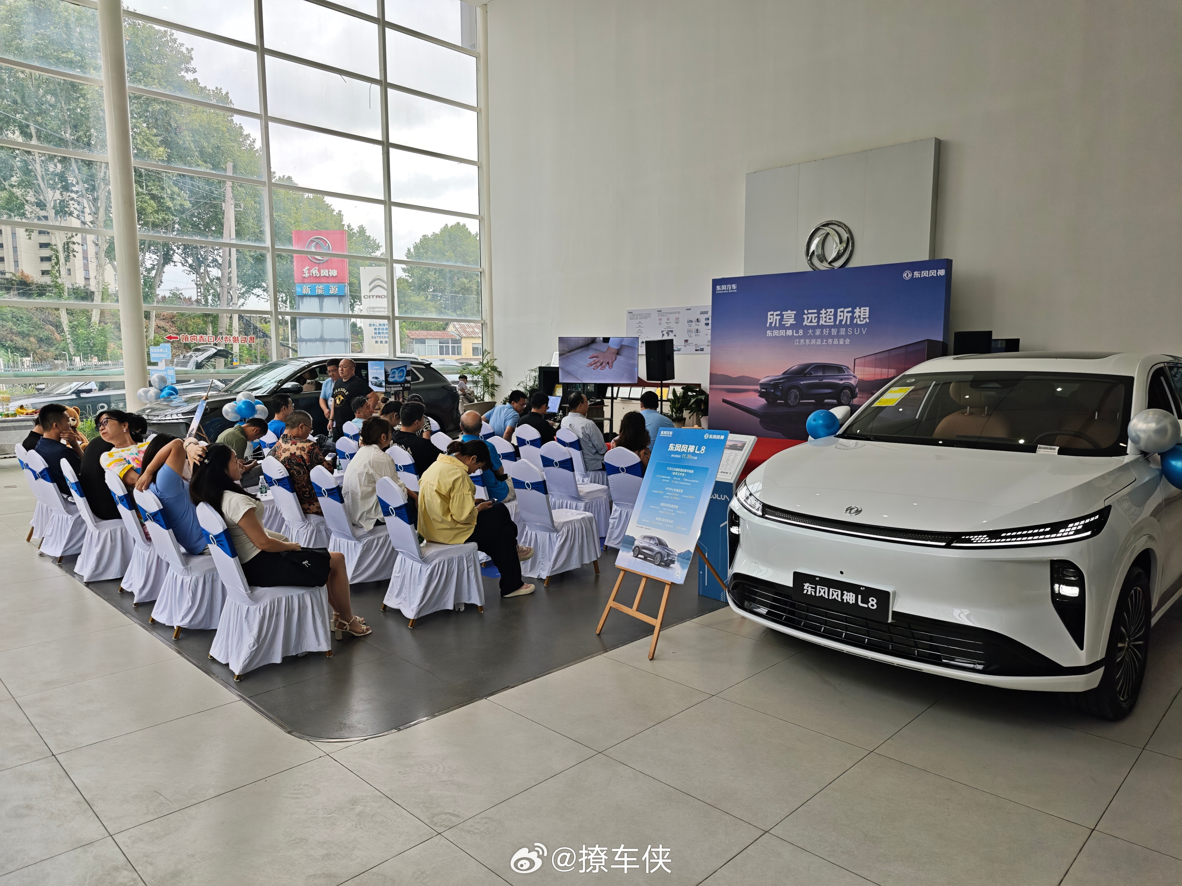 来看看东风风神L813万多拿下冰箱彩电大沙发还有19个扬声器后排小桌板豪华5件