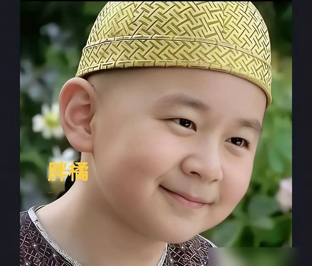 郑晓龙当年拍《甄嬛传》，全剧组女演员都拉去练礼仪，唯独放过了颖儿。别人学规矩，她在旁边放养。导演就一