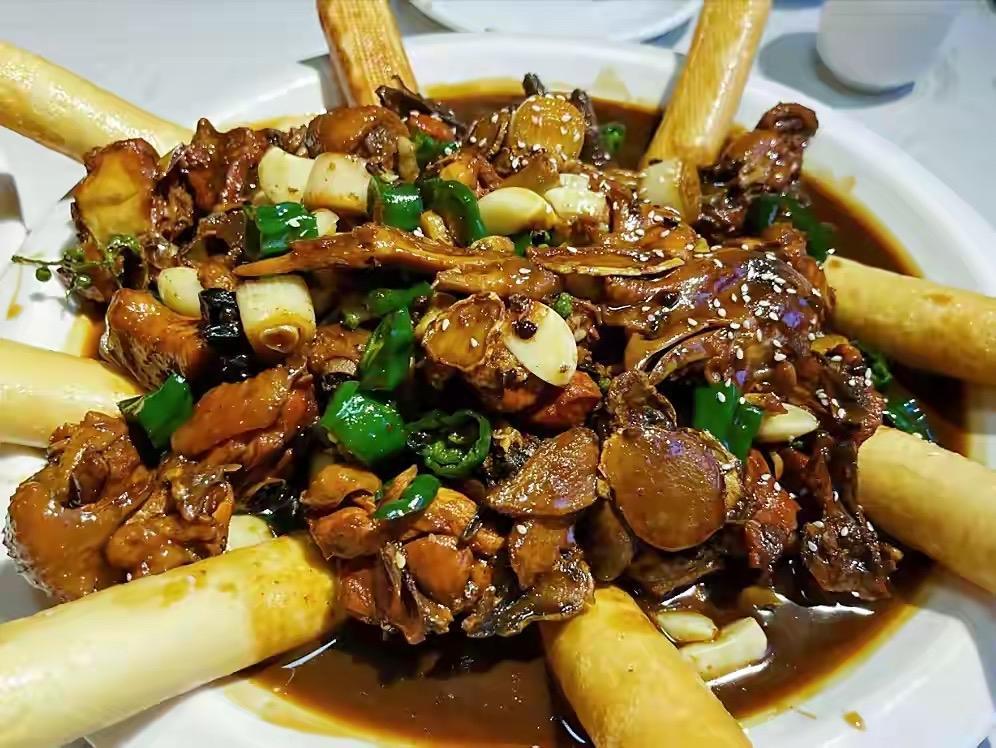 山东泰安“5大地标美食”，你吃过几个1、新泰炒鸡2、泰山松莪鸡3、泰山三