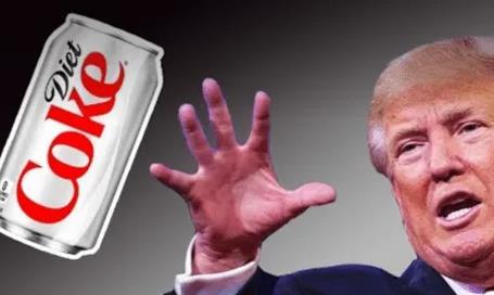 谁能一天喝十二罐可口可乐？当然是特朗普。这事儿我想都不敢想，我一天喝十二罐啤酒吃