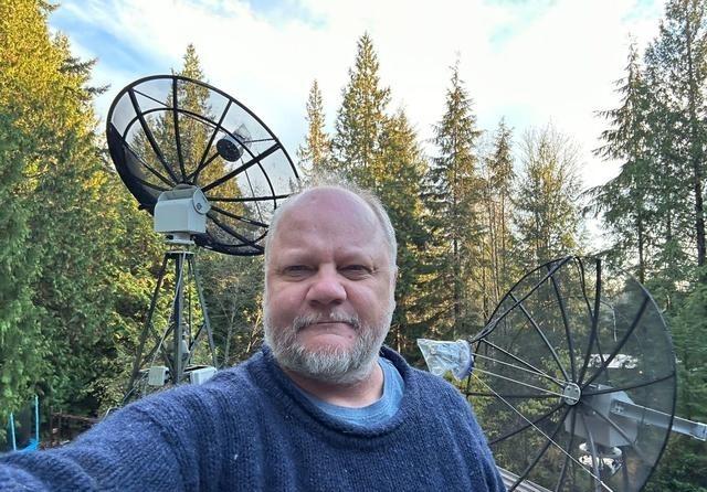 外媒：171颗美国军事卫星正对地球发射干扰信号，可能严重威胁其他航天器，多家外媒