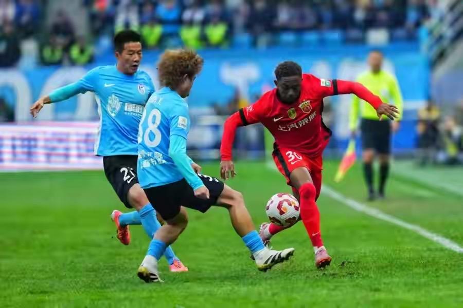 2025赛季中超收官，上海海港实现三连冠，上海申花以2分之差屈居亚军，太可惜了！