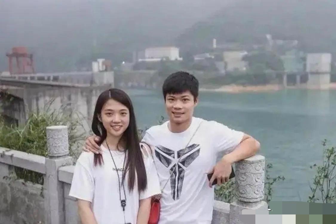 年轻时候的苏炳添和妻子，郎才女貌