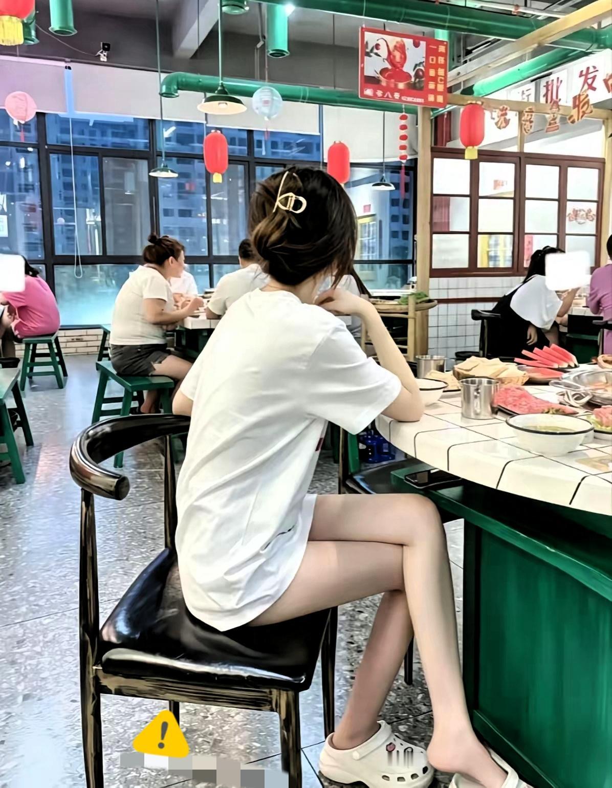 一男一女相亲，吃饭时女的问：“你怎么来的？”男的：“共享单车，你呢？”女的