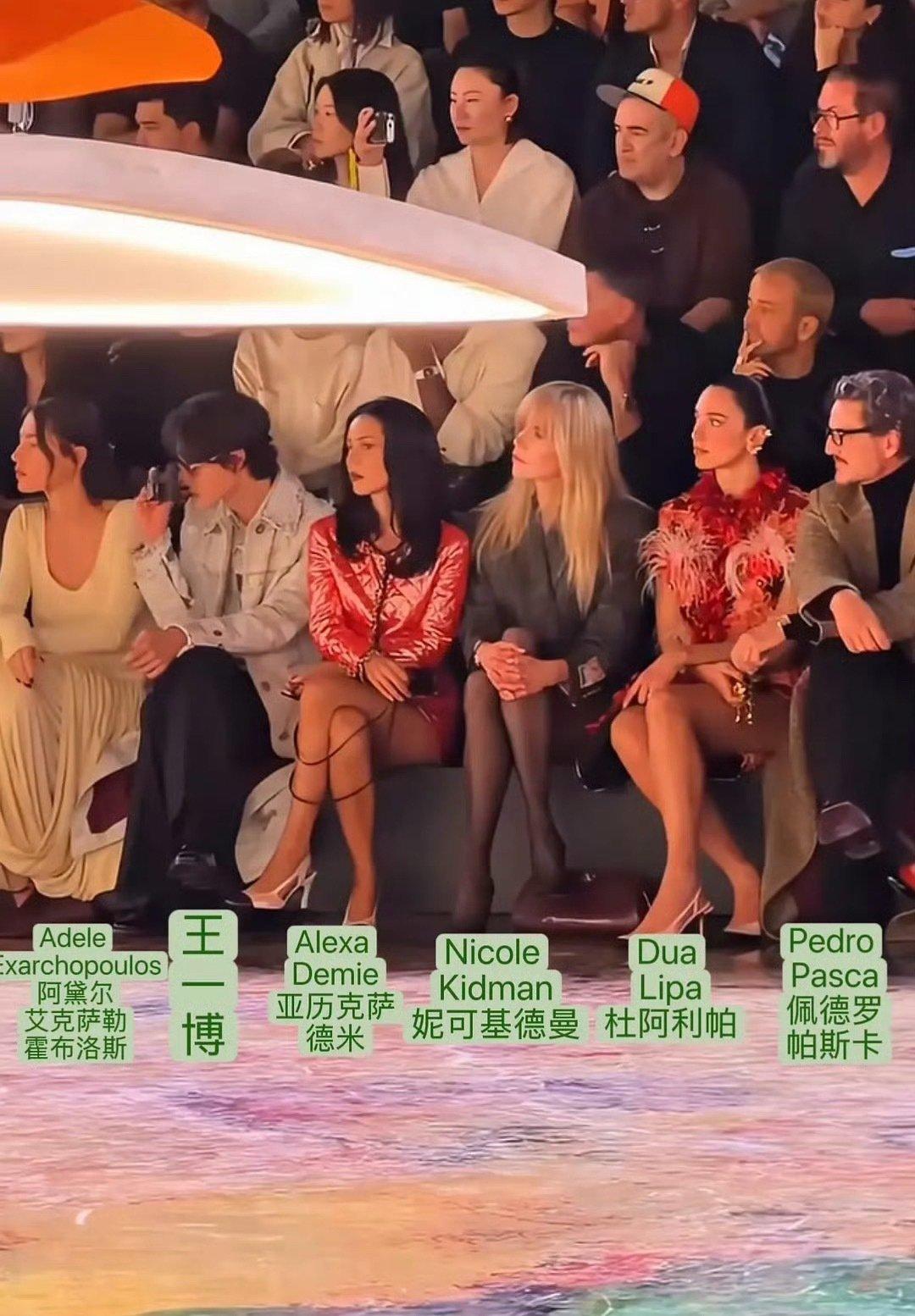 当看到香奈儿大秀头排的欧美大咖们听着音乐舞动时，你会不由得骄傲幸好我们也有一位能