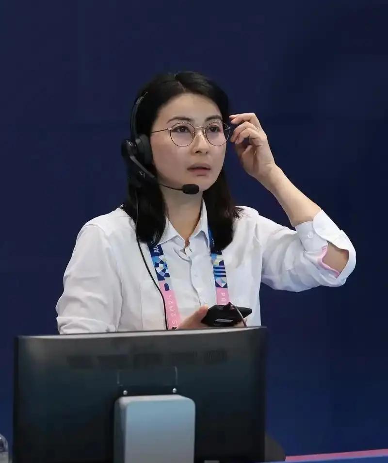 郭晶晶现在的心情，估计比吃了苍蝇还难受。她没想到，自己只是因为工作忙没去弟弟和弟