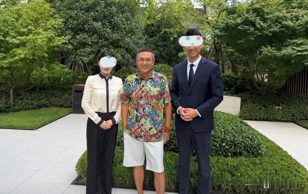 56岁张嘉益成都豪宅看房被偶遇！花衬衫白短裤配满头白发，太真实了！近日，有网