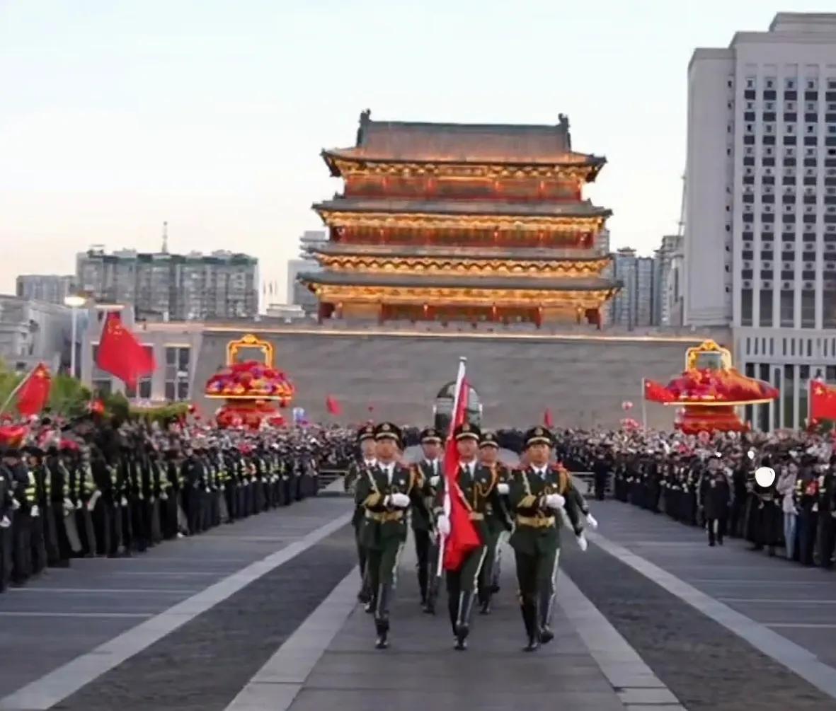 红旗漫卷处，共此中国心！晨曦初露，天安门广场的国旗与朝阳一同升起。与此同时，