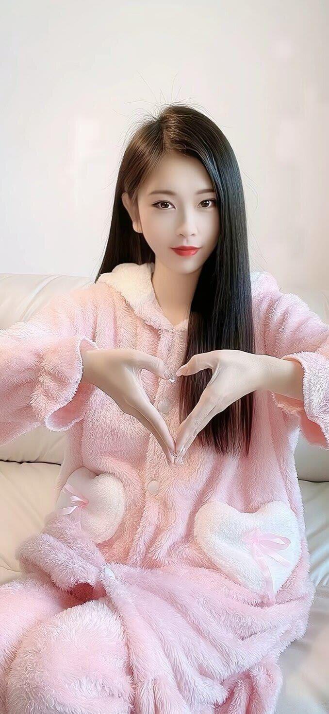 笑话：天快黑的时候，村长急匆匆地跑到妇女主任家，连门都没敲就闯了进去妇女主任